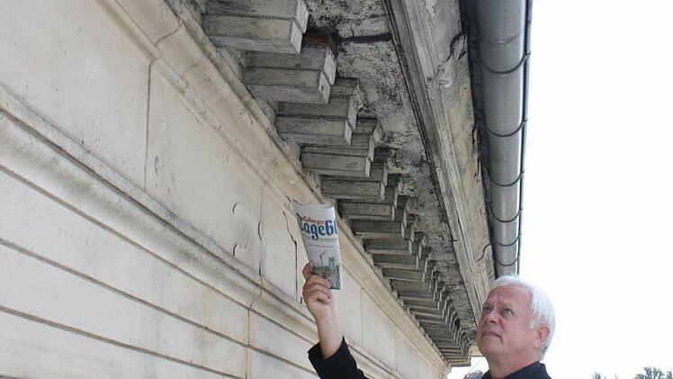 Der damalige Verwaltungsdirektor Wolfgang Vatke weist auf die starke Durchfeuchtung der Gesimse hin. Das Bild erschien am 12. Juli 2008 im Tageblatt. Eine Bestandserfassung für die unabwendbare Generalsanierung erfolgte bereits 2004.  Foto: Archiv/Jochen Berger