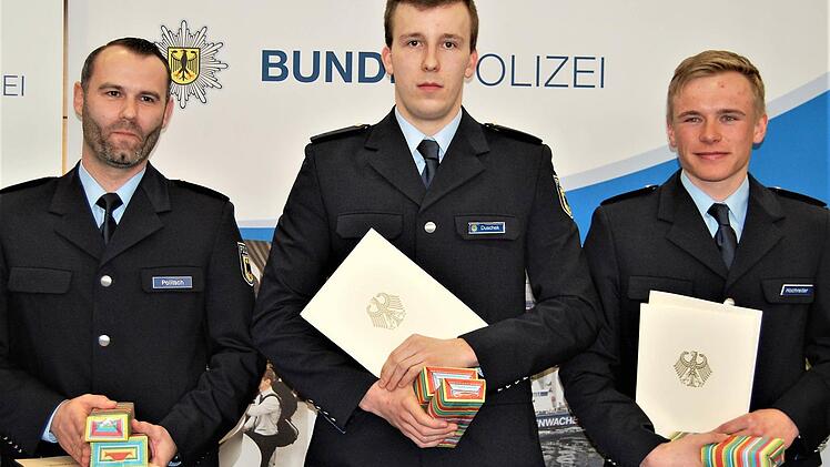 Die drei Lehrgangsbesten (von links) Alexander Politsch, Jan Duschek und Christian Hochreiter wurden ausgezeichnet. Foto: Sigismund von Dobschütz