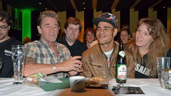 Peter Maffay neben Freddy und Antje von Mosaik.  Foto: Peter Estenfelder