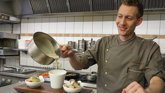 Christopher Kropf beim Vorbereiten einer kleinen VorspeiseBarbara Herbst