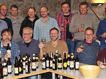 Mit Stefan Küst (hinten rechts) fand ein Kurs der Volkshochschule Stadt Haßfurt statt, der sehr lehrreich war, aber auch im geschmacklichen Sinn anregte. Foto: Elke Englert