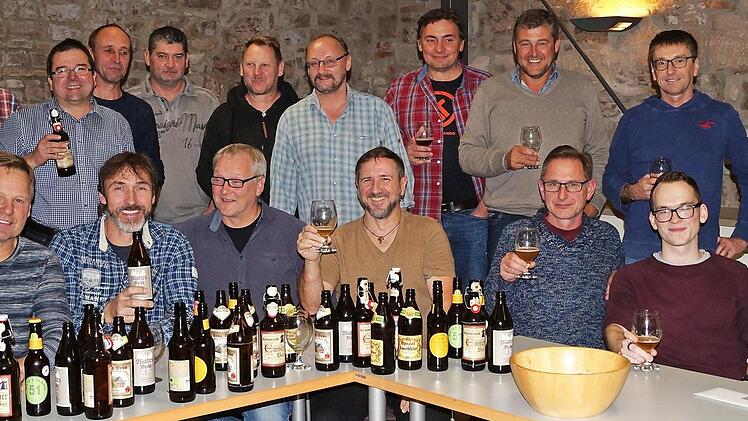 Mit Stefan Küst (hinten rechts) fand ein Kurs der Volkshochschule Stadt Haßfurt statt, der sehr lehrreich war, aber auch im geschmacklichen Sinn anregte. Foto: Elke Englert