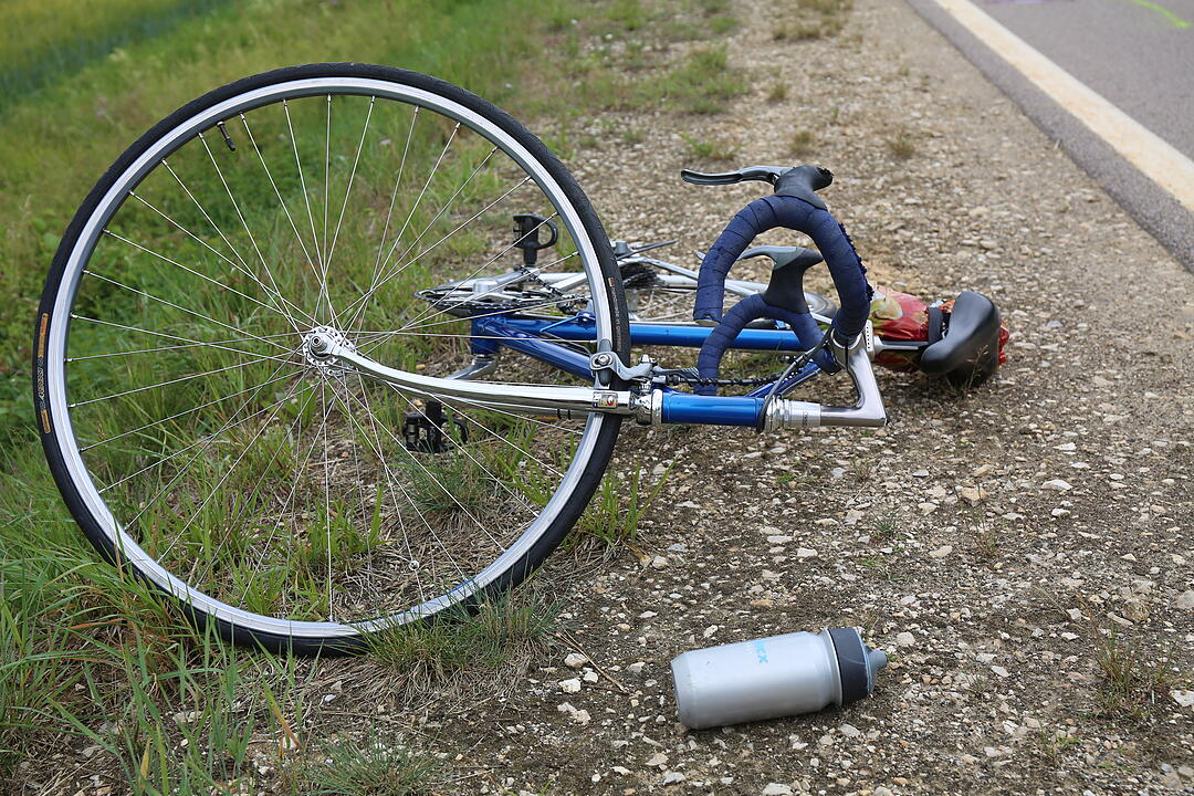 Auto prallt im Landkreis Forchheim mit zwei Radfahrern zusammen