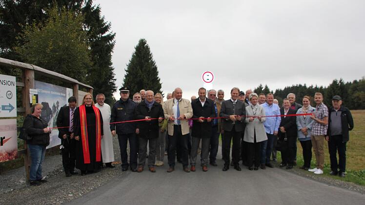 Feierlich wurde zur Freigabe ein Band durchschnitten.