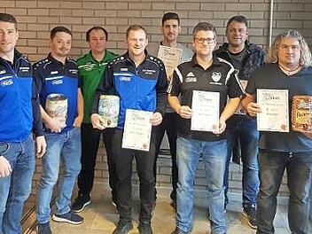 Altliga-Leiter Steffen Ziegler (links) übergab an alle Teilnehmer Bier-Preise und Urkunden. Gesondert ausgezeichnet wurden die besten Torschützen Stephan Tremel (Arnstein; Dritter von links) und Marcus Will (SCW II; Vierter v. l.) mit je sieben Treffern.  Foto: Andreas Schmitt