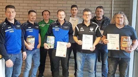 Altliga-Leiter Steffen Ziegler (links) übergab an alle Teilnehmer Bier-Preise und Urkunden. Gesondert ausgezeichnet wurden die besten Torschützen Stephan Tremel (Arnstein; Dritter von links) und Marcus Will (SCW II; Vierter v. l.) mit je sieben Treffern.  Foto: Andreas Schmitt