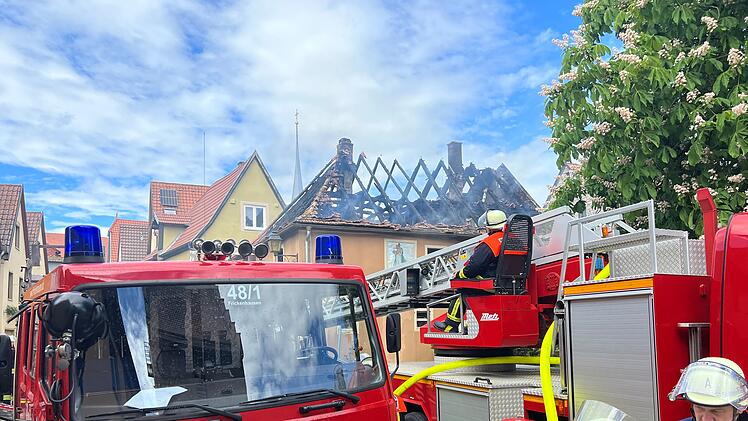 Brand eines Einfamilienhauses in Frickenhausen: Feuerwehr im Einsatz