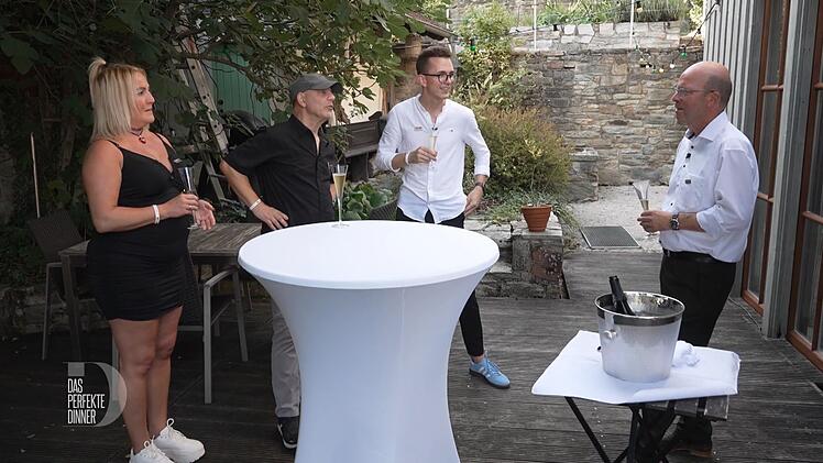 Gleich bei der Begrüßung wollen Kinga, Andi und André (von links) wissen, was denn nun dieses "Kestegemüs" sein soll.