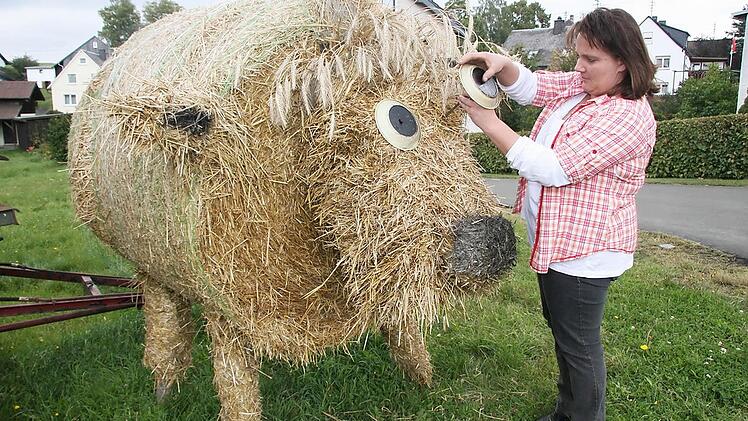 Tanja Goller hat das Picknickgeschirr aus Plastik für die Riesen-Tiere geopfert. Die Teller wurden innen schwarz angemalt - und mit einem Nagel als Augen in das Schäfchen und in die Kälbchen gesteckt.
