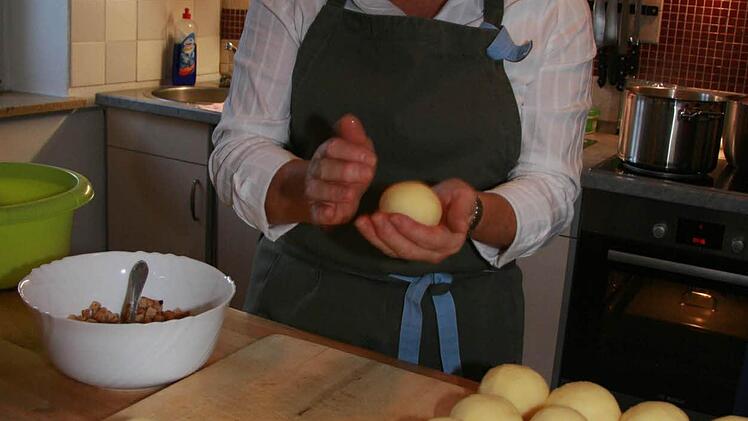 Ursula Gottmann kommt als ehrenamtliche Helferin ein Mal pro Woche in die Suppenküche und denkt sich immer besonders raffinierte Rezepte aus.