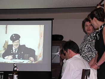 Hallerndorfs Pfarrer Matthias Steffel (l.) spielt einen Erbonkel, der seine Hinterbliebenen per Videobotschaft instruiert. Foto: Erlwein