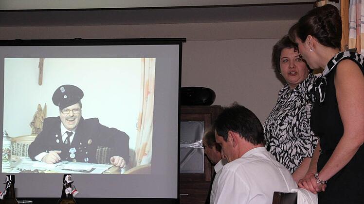 Hallerndorfs Pfarrer Matthias Steffel (l.) spielt einen Erbonkel, der seine Hinterbliebenen per Videobotschaft instruiert. Foto: Erlwein