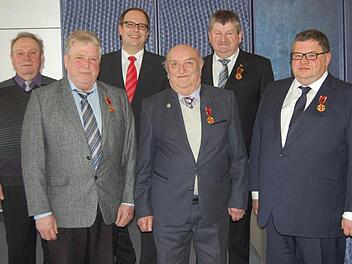 Hohe Auszeichnung für verdiente Landkreisbürger: von links im Bild Lorenz Prell, Heinz Hillebrand, Landrat Christian Meißner, Ludwig Wagner, Christoph Hofmann und Mathias Söllner.  Foto: Andreas Welz