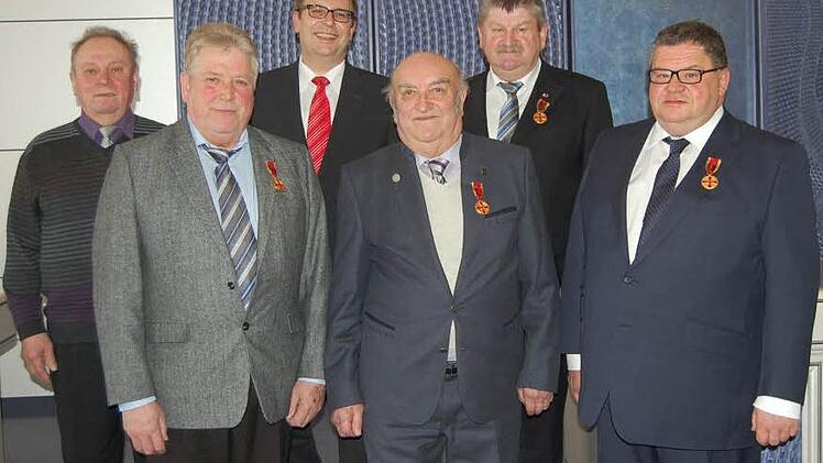 Hohe Auszeichnung für verdiente Landkreisbürger: von links im Bild Lorenz Prell, Heinz Hillebrand, Landrat Christian Meißner, Ludwig Wagner, Christoph Hofmann und Mathias Söllner.  Foto: Andreas Welz