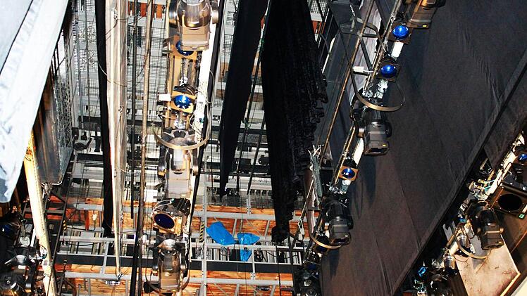 Auch die komplette Beleuchtungsanlage wurde unfreiwillig berieselt - ob die Scheinwerfer noch funktionieren, lässt sich derzeit noch nicht überprüfen.