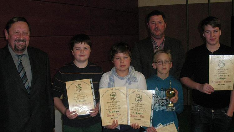 Auf gute Nachwuchskräfte können Sportangler Ebenhausen bauen. Auf unserem Foto würdigte Vorsitzender Bernhard Braun (links) weiter von links Stefan Schmitt (Pokalsieger am See Laake), Jonas Eck (2. Am See Laake), Fischerkönig Luca Gerner und Benedikt Christ (2. an der Wern). Mit dabei hinten 2. Vorsitzender Michael Jeßberger.