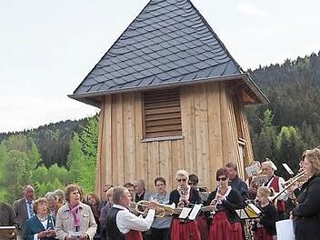 Musiker aus Schauberg begleiteten die Weihe des Glockenturms. Foto: gf