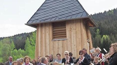 Musiker aus Schauberg begleiteten die Weihe des Glockenturms. Foto: gf