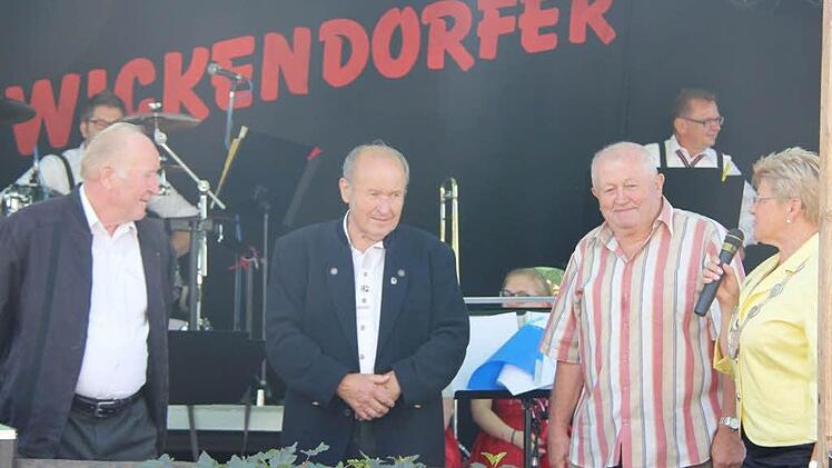 Schirmherrin und Bürgermeisterin Gabriele Weber dankte den Gründungsmitgliedern Burkhard Heinlein, Josef Förtsch und Lothar Martin (von links) und übergab ein Geschenk. Foto: Uwe Thoma
