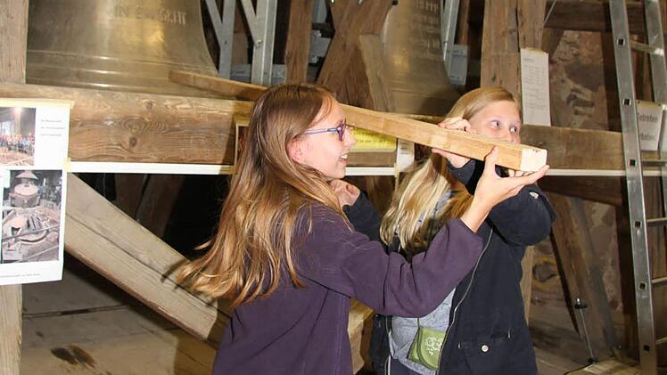 Kinder konnten die Glocken selbst zum Klingen bringen. Vor Einbruch der Dunkelheit gab es auch ein Schauläuten.