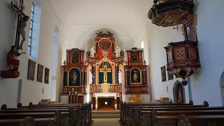 Durch die Drehung der Seitenaltäre ist ein neuer Kirchenraum ist in der Wallfahrtskirche am Volkersberg entstanden. Foto: Marion Eckert