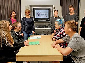 Beim Rollenspiel im Streitgespräch am Tisch (von links) Lena und Julia sowie Zoe und Franz. Hintere Reihe (v. li.) Margarete Schindler und Steffi Mayer (Jugendsozialarbeit) sowie Franz, Moritz und Daniel. Foto: Geiling