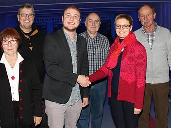 Der neue Vorstand des SPD-Ortsvereins Poppenlauer: die Beisitzer Gisela Bieber und Herbert Geßner, Vorsitzender Dennis Heuchler, Kassier Georg Kirchner, die Bundestagsabgeordnete und Kreisvortsitzender Sabine Dittmar sowie Schriftführer Hermann Müller (v.l.).  Foto: Dieter Britz