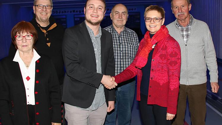 Der neue Vorstand des SPD-Ortsvereins Poppenlauer: die Beisitzer Gisela Bieber und Herbert Geßner, Vorsitzender Dennis Heuchler, Kassier Georg Kirchner, die Bundestagsabgeordnete und Kreisvortsitzender Sabine Dittmar sowie Schriftführer Hermann Müller (v.l.).  Foto: Dieter Britz