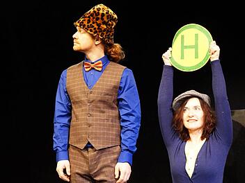 Auch im wirklichen Leben ein Paar: Heidi Lehnert, hier als "Schnickschnack", und Benjamin Bochmann als "Herr Schnuck"  Foto: Chapeau Claque?