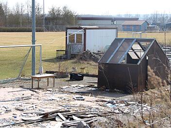Vom provisorischen Vereinsheim auf dem neuen Gelände des TSV am Sportpark ist nicht mehr viel übrig. Der Neubau ist im Hintergrund vor dem Eisstadion geplant.  Foto: Christian Bauriedel