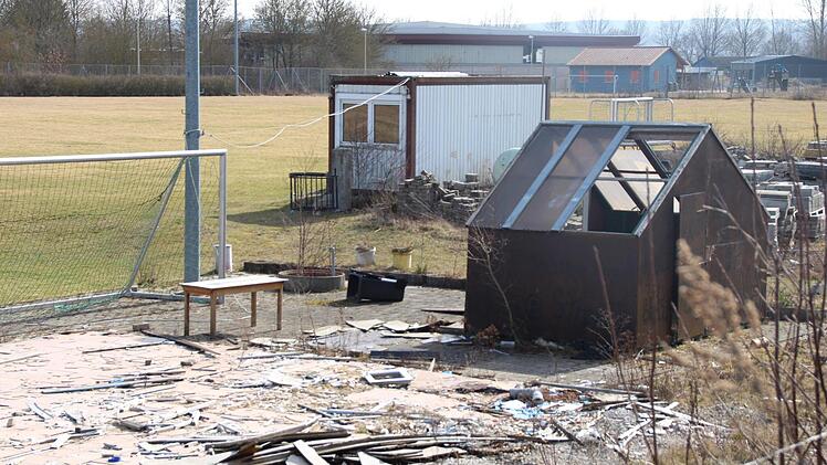Vom provisorischen Vereinsheim auf dem neuen Gelände des TSV am Sportpark ist nicht mehr viel übrig. Der Neubau ist im Hintergrund vor dem Eisstadion geplant.  Foto: Christian Bauriedel