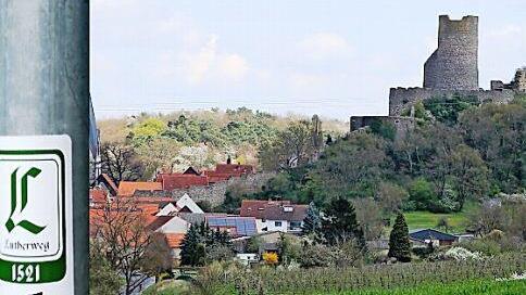 Station auf dem "Lutherweg 1521": Schon von weitem grüßt die Burg Münzenberg mit ihren zwei charakteristischen Bergfrieden. Foto: djd/AK Tourismus FrankfurtRheinMain/Wetteraukreis