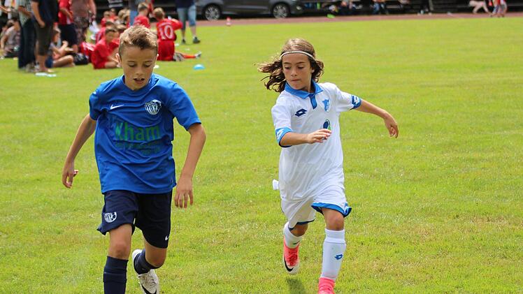 Für Juniorenfußball auf höchstem Niveau sorgten beim Turnier der U-11 Akteure vom Würzburger FV (links) und von der TSG Hoffenheim. Foto: Sebastian Schmitt