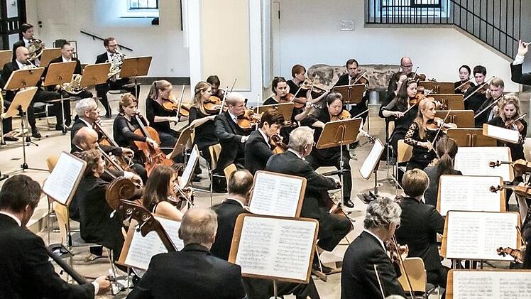 Eine faszinierende Interpretation der "Achten" von Anton Bruckner gelang dem Philharmonischen Orchester des Landestheaters unter Leitung von Roland Kluttig zum Abschluss der Konzertsaison. Das begeisterte Publikum dankte mit stehenden Ovationen. Foto: Jochen Berger