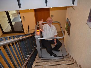 Bürgermeister Egon Herrmann freut sich über den barrierefreien Zugang zum Obergeschoss im Rathaus. Menschen mit Gehbehinderung haben so leichten Zugang ins Obergeschoss. K.- H. Hofmann