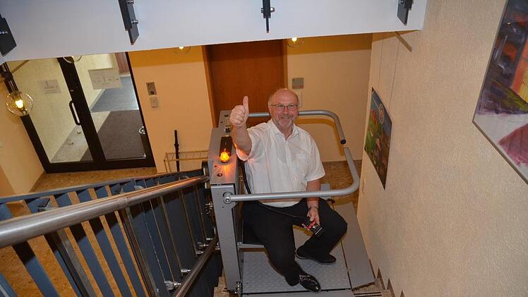 Bürgermeister Egon Herrmann freut sich über den barrierefreien Zugang zum Obergeschoss im Rathaus. Menschen mit Gehbehinderung haben so leichten Zugang ins Obergeschoss. K.- H. Hofmann