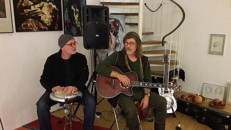 Midissage "Galerie im Advent": Die gesellige Begegnung  in den Galerieräumen wurde von Friedel Lelonek (Percussion) und Steffen Leonard (Gitarre) musikalisch belebt. Hartmut Hessel