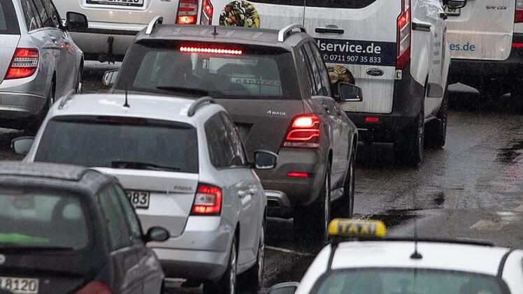So viel Verkehr wie auf dem Symbolbild ist in Bad Rodach natürlich nicht. Foto: Fabian Sommer/dpa