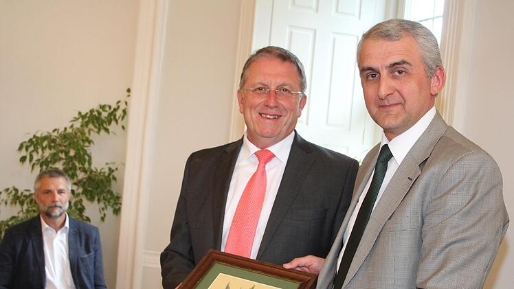 Ein Gastgeschenk vom Leiter der Tophane Schule in Bursa Yusuf Ay f&uuml;r den Oberb&uuml;rgermeister von Kulmbach Henry SchrammSonny Adam