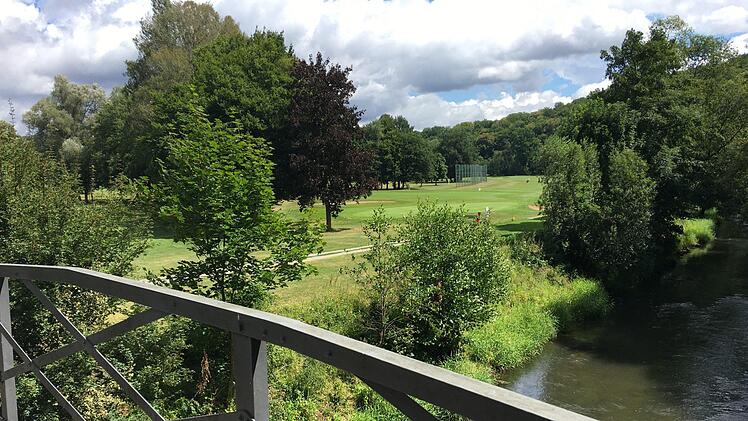 Am Golfplatz.