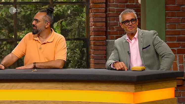 In einem erbitterten Händlerduell boten sich Anaisio Guedes (rechts) und Walter Lehnertz weit über den Schätzpreis von 150 Euro.