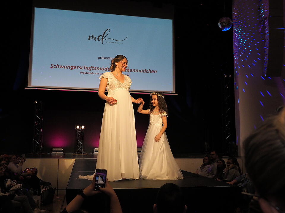 Inkl. Braut- und Festmodenschauen.