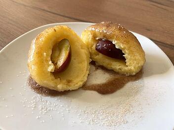 Gef&uuml;llte Pflaumenkn&ouml;del