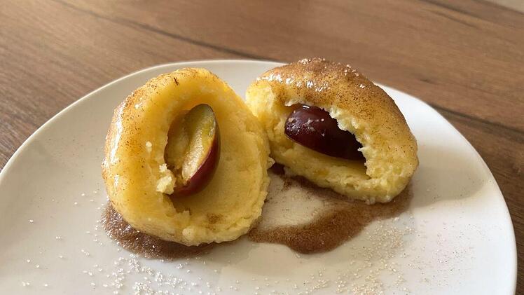 Gef&uuml;llte Pflaumenkn&ouml;del