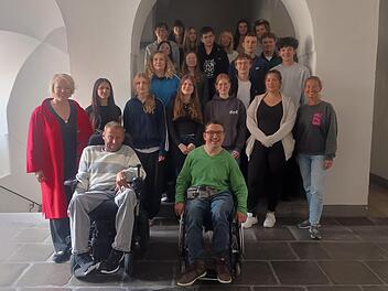 Die Sch&uuml;ler mit den Rollstuhlfahrern Christian Undiener und Sebastian Zang Gruppenbild am Rathaus in Bamberg.