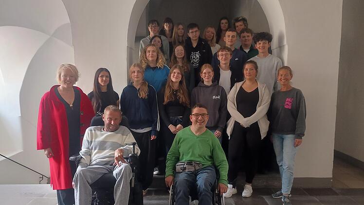 Die Sch&uuml;ler mit den Rollstuhlfahrern Christian Undiener und Sebastian Zang Gruppenbild am Rathaus in Bamberg.