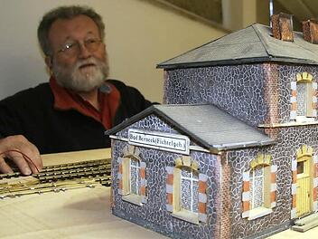 Reinhard Schulz (60) ist mit dem Bahnhof Bad Berneck beschäftigt. Wegen eines Wasserschadens muss der Gleisabschnitt neu aufgebaut werden, aber das Gebäude ist noch zu retten. Fotos: Sonja Adam