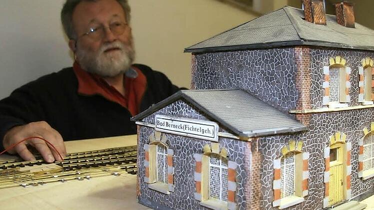 Reinhard Schulz (60) ist mit dem Bahnhof Bad Berneck beschäftigt. Wegen eines Wasserschadens muss der Gleisabschnitt neu aufgebaut werden, aber das Gebäude ist noch zu retten. Fotos: Sonja Adam