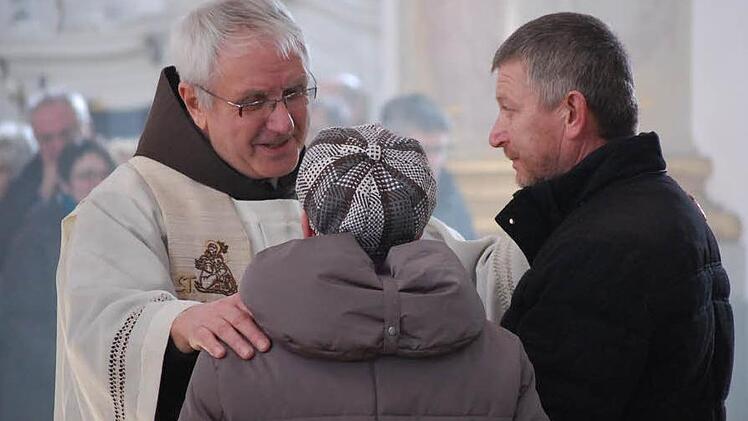 Mit persönlichen und fröhlichen Worten segnete Pater Heribert Arens die Paare. Fotos: Andreas Welz