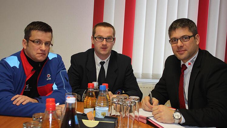 Chefs (von links) Steffen Koberstein (Bergwacht), Falk Hannemann (Wasserwacht) und Kreisgeschäftsführer Thomas Stadler. Foto: Bartl